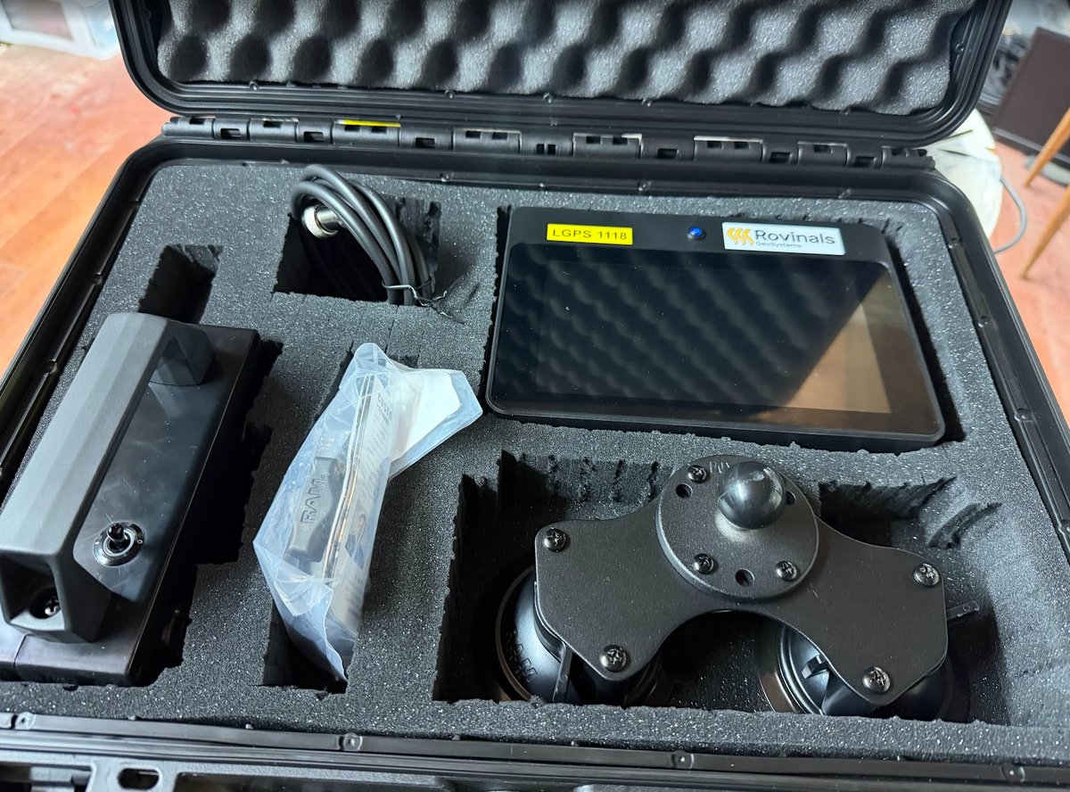 Maletín del sistema Laser-GPS abierto: consola LGPS 1118, sensor y soportes RAM