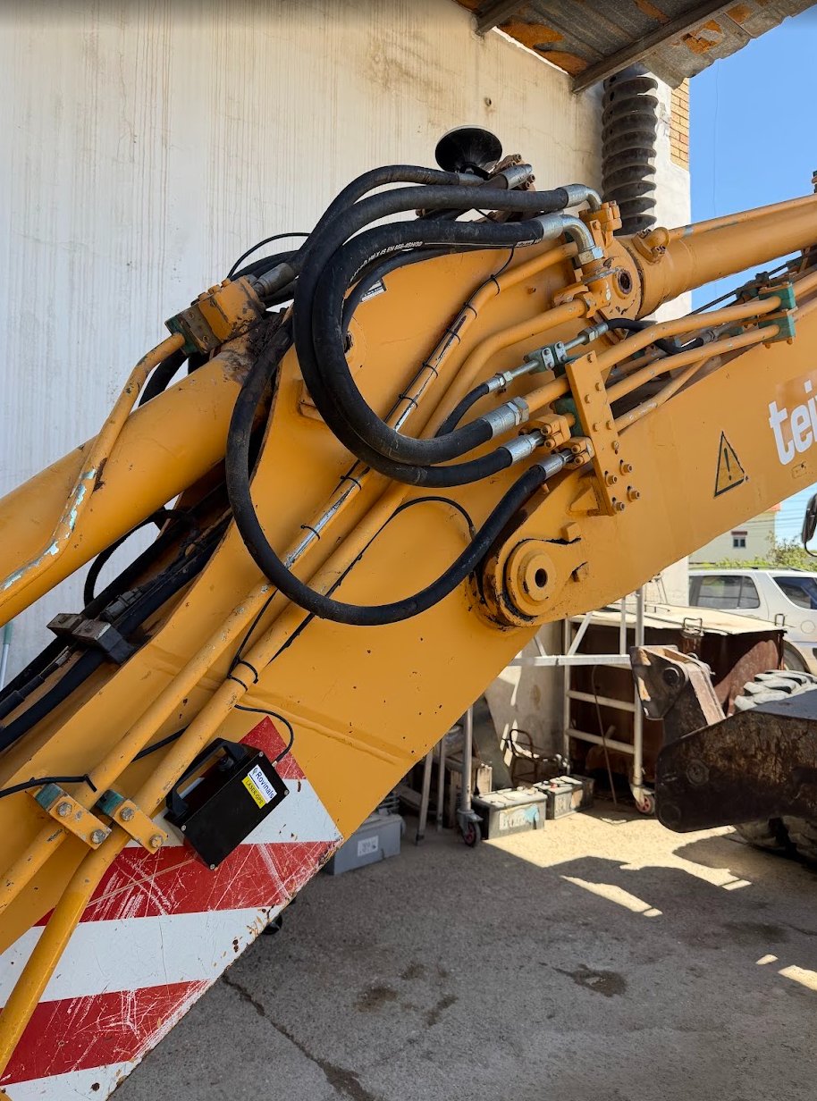 Sensor inalámbrico del sistema Laser-GPS montado sobre la pluma de una excavadora